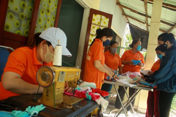 Quảng Ngãi: Cả làng may khẩu trang phát miễn phí chống dịch Covid-19 ảnh 1