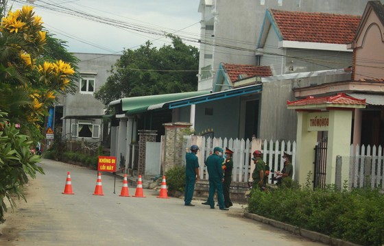 Quảng Ngãi: Phong tỏa 36 hộ dân cách ly y tế vì liên quan ca bệnh 621  ảnh 1