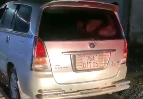 Phát hiện 1 xe ô tô chở 6 người từ Đà Nẵng vào Quảng Ngãi trốn cách ly y tế ảnh 1