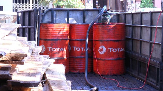 Bị bắt quả tang khi đang mua bán dầu diesel giả ảnh 1
