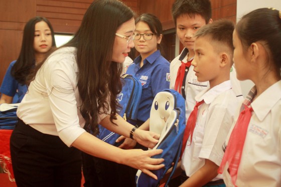 Trao học bổng “Thắp sáng ước mơ thanh thiếu nhi Quảng Ngãi” lần thứ 7 ảnh 1