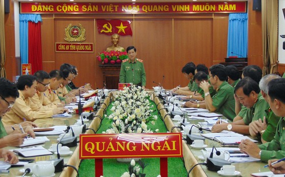 Bộ trưởng Nguyễn Xuân Cường thăm hỏi người dân Quảng Ngãi sau bão số 9  ảnh 7