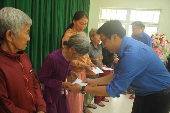 Thành đoàn TPHCM hỗ trợ người dân tỉnh Quảng Ngãi khắc phục bão số 9 ảnh 1