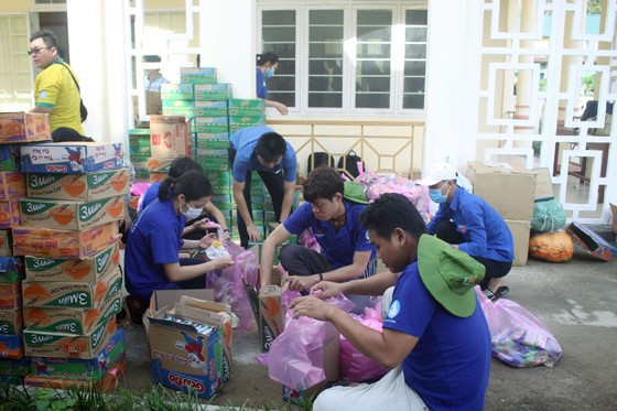 Thành đoàn TPHCM hỗ trợ người dân tỉnh Quảng Ngãi khắc phục bão số 9 ảnh 6