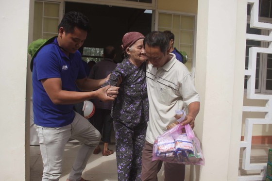 Thành đoàn TPHCM hỗ trợ người dân tỉnh Quảng Ngãi khắc phục bão số 9 ảnh 7