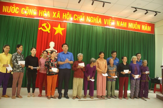 Thành đoàn TPHCM hỗ trợ người dân tỉnh Quảng Ngãi khắc phục bão số 9 ảnh 2