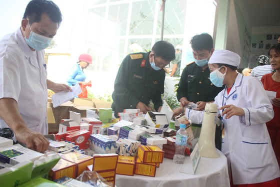 Đoàn công tác Bộ Quốc phòng khám, phát thuốc cho người dân tỉnh Quảng Ngãi khắc phục hậu quả bão số 9 ảnh 4