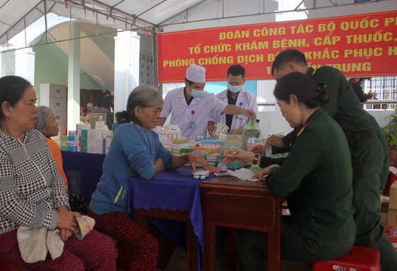 Đoàn công tác Bộ Quốc phòng khám, phát thuốc cho người dân tỉnh Quảng Ngãi khắc phục hậu quả bão số 9 ảnh 5