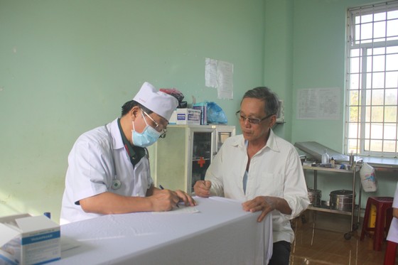 Đoàn công tác Bộ Quốc phòng khám, phát thuốc cho người dân tỉnh Quảng Ngãi khắc phục hậu quả bão số 9 ảnh 2