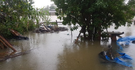 Nhiều nơi ở Quảng Ngãi ngập sâu, 4 sà lan trôi dạt trên cảng Dung Quất ảnh 5