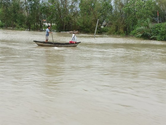 Nhiều nơi ở Quảng Ngãi ngập sâu, 4 sà lan trôi dạt trên cảng Dung Quất ảnh 4