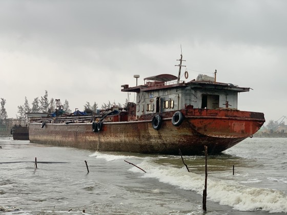 Nhiều nơi ở Quảng Ngãi ngập sâu, 4 sà lan trôi dạt trên cảng Dung Quất ảnh 9