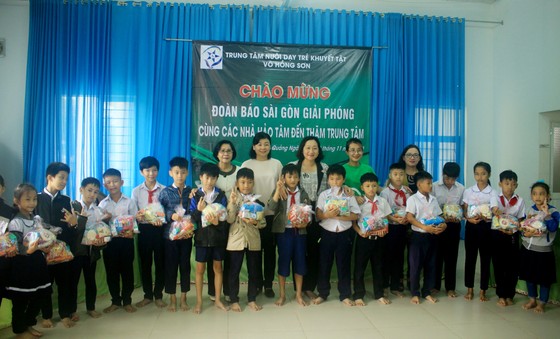 Báo SGGP và Công ty TNHH Grab Việt Nam trao 100 triệu đồng hỗ trợ Trung tâm Nuôi dạy trẻ khuyết tật Võ Hồng Sơn ảnh 1