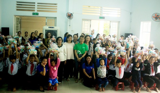 Báo SGGP và Công ty TNHH Grab Việt Nam trao 100 triệu đồng hỗ trợ Trung tâm Nuôi dạy trẻ khuyết tật Võ Hồng Sơn ảnh 2