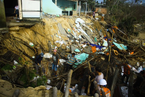 Triều cường, sóng lớn đánh sập nhà dân ở Quảng Ngãi ảnh 4