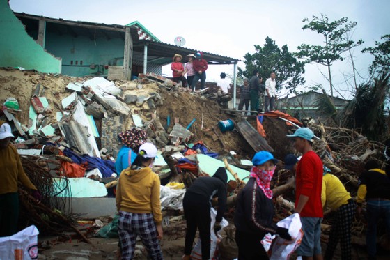 Triều cường, sóng lớn đánh sập nhà dân ở Quảng Ngãi ảnh 2