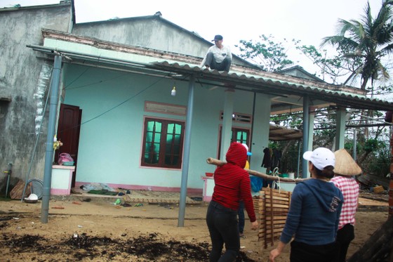 Triều cường, sóng lớn đánh sập nhà dân ở Quảng Ngãi ảnh 12