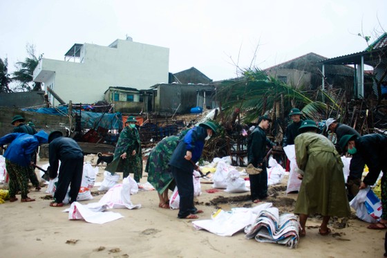 Bộ đội giúp dân chống sạt lở bờ biển Bình Hải ảnh 5