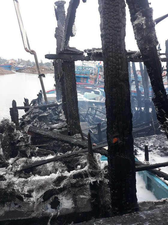 Cháy tàu cá ở Quảng Ngãi, thiệt hại gần 4 tỷ đồng ảnh 2