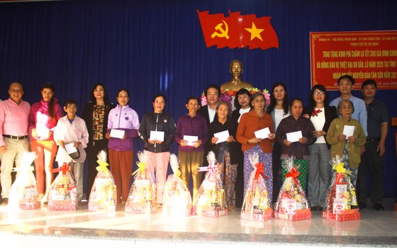 TPHCM trao quà chăm lo tết cho người dân Quảng Nam, Quảng Ngãi ảnh 7