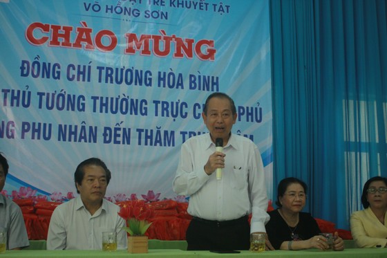 Phó Thủ tướng Trương Hòa Bình thăm Trung tâm Nuôi dạy trẻ khuyết tật Võ Hồng Sơn và dâng hương Địa đạo Hiệp Phổ Nam ảnh 1