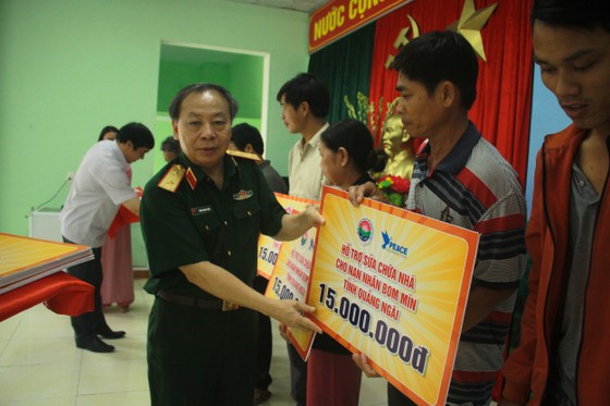 Hội Hỗ trợ khắc phục hậu quả bom mìn Việt Nam trao hỗ trợ sinh kế cho nhân dân Quảng Ngãi ảnh 2