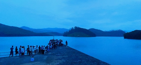 Chơi gần đập Núi Ngang, 2 người trượt chân đuối nước tử vong ảnh 1