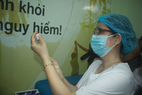 50 người đầu tiên tiêm vaccine Covid-19 ở Quảng Ngãi ảnh 8