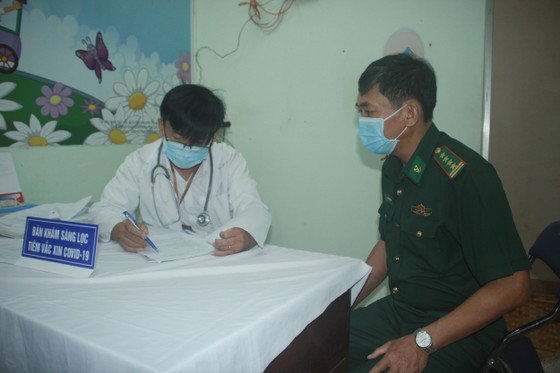 50 người đầu tiên tiêm vaccine Covid-19 ở Quảng Ngãi ảnh 7