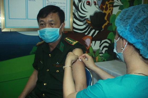 50 người đầu tiên tiêm vaccine Covid-19 ở Quảng Ngãi ảnh 10