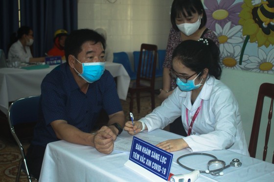50 người đầu tiên tiêm vaccine Covid-19 ở Quảng Ngãi ảnh 6