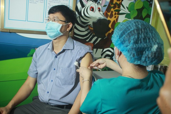 50 người đầu tiên tiêm vaccine Covid-19 ở Quảng Ngãi ảnh 9