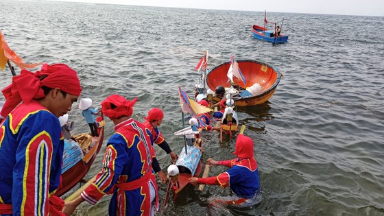 Lễ hội đua thuyền tứ linh Lý Sơn được công nhận là di sản văn hóa phi vật thể quốc gia ảnh 14
