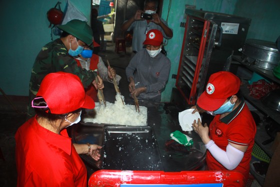Nấu cơm và hỗ trợ thực phẩm cho người dân yên tâm cách ly phòng chống Covid-19 ảnh 9