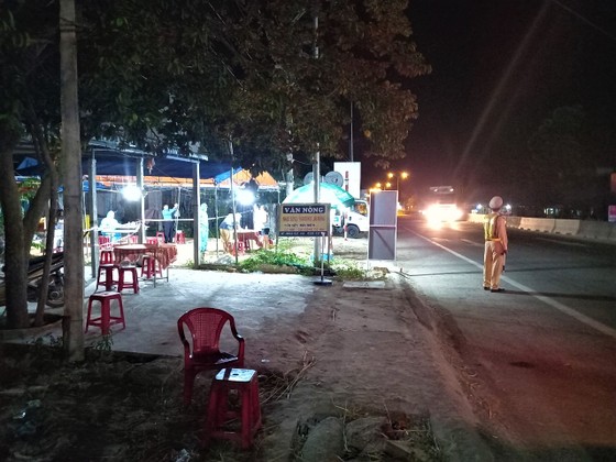 Xuyên ngày đêm ở chốt kiểm tra y tế phòng Covid-19 tại cửa ngõ tỉnh Quảng Ngãi ảnh 15