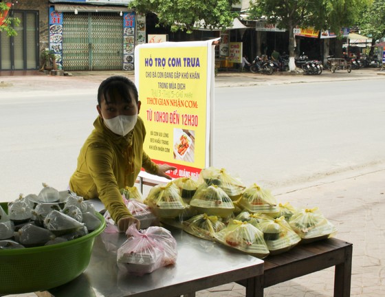 Quảng Ngãi: Hàng trăm suất cơm phát miễn phí cho người khó khăn ảnh hưởng bởi dịch Covid-19 ảnh 3