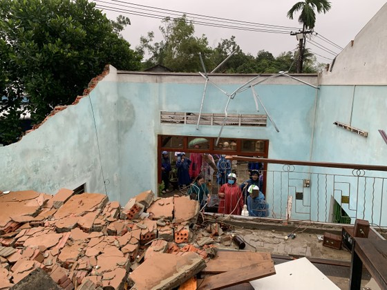 Quảng Ngãi: Lốc xoáy làm nhà dân ven biển bị tốc mái, ngã đổ cây ảnh 2