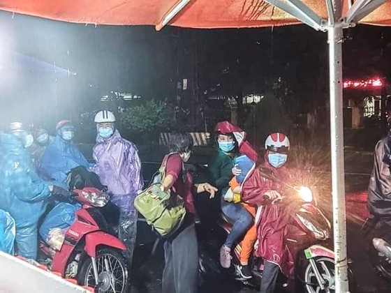Quảng Ngãi tiếp sức người dân từ phía Nam về quê trong đêm mưa lạnh ảnh 3