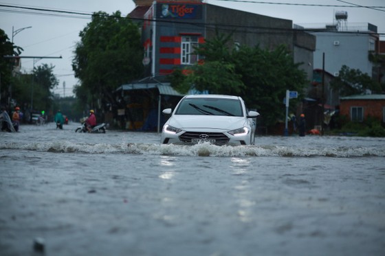 Nhiều tuyến đường tại TP Quảng Ngãi bị ngập do mưa lớn ảnh 3