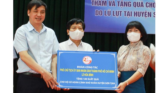 Đoàn công tác Ban Thường vụ Thành ủy TPHCM tặng 100 suất quà cho hộ nghèo, thiệt hại lũ lụt tại Quảng Ngãi ảnh 1