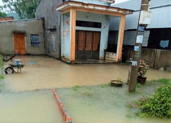 Quảng Ngãi: Mưa lớn gây ngập hàng trăm nhà ven sông Trà Câu ảnh 3