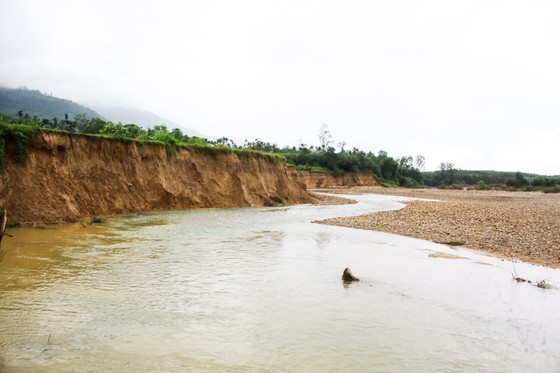 Quảng Ngãi: Sạt lở nghiêm trọng bờ sông Trà Bồng ảnh 6