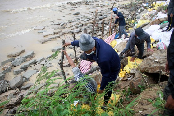 Quảng Ngãi: Người dân nỗ lực gia cố bờ biển đang bị xâm thực nghiêm trọng ảnh 8