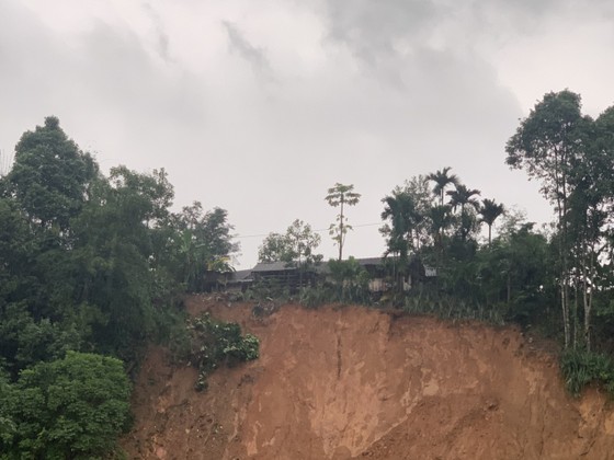 Quảng Ngãi: Sạt lở núi gây nguy hiểm cho 24 hộ dân ảnh 2