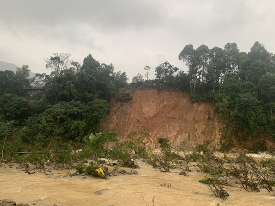 Quảng Ngãi: Sạt lở núi gây nguy hiểm cho 24 hộ dân ảnh 1