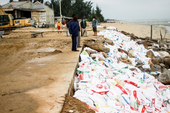 Quảng Ngãi: Xâm thực gây sạt lở đường ven biển, đe dọa nhà dân ảnh 3