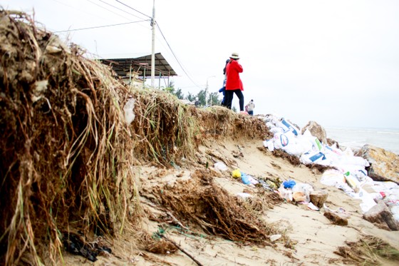 Quảng Ngãi: Xâm thực gây sạt lở đường ven biển, đe dọa nhà dân ảnh 5