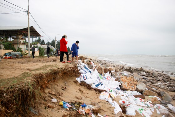 Quảng Ngãi: Xâm thực gây sạt lở đường ven biển, đe dọa nhà dân ảnh 4