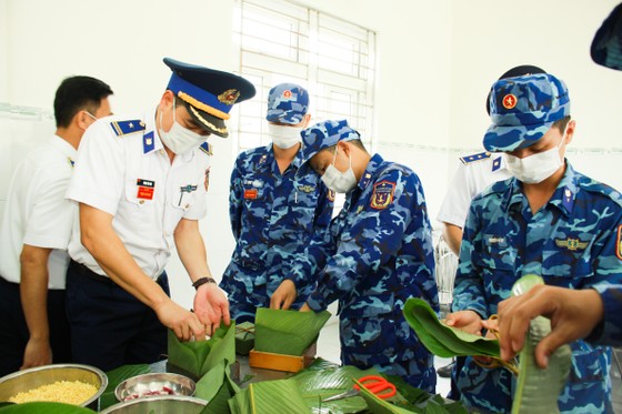 Chiến sĩ Cảnh sát biển gói bánh chưng đón Tết Nguyên đán Nhâm Dần ảnh 1