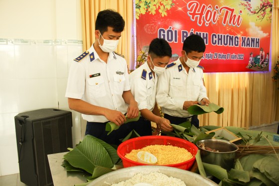 Chiến sĩ Cảnh sát biển gói bánh chưng đón Tết Nguyên đán Nhâm Dần ảnh 2